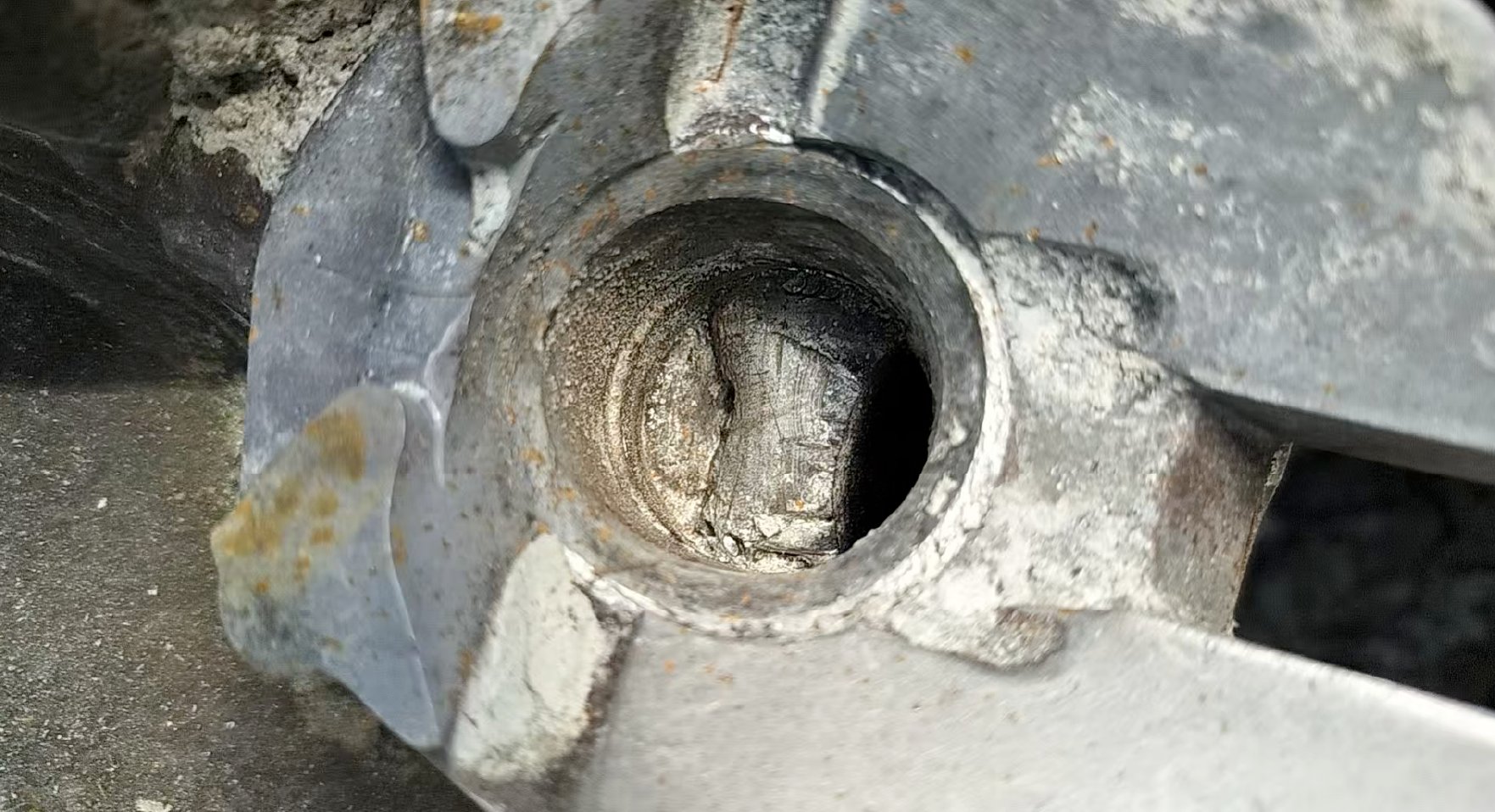 Evderpads Blog_Bolt Hole Loosen of a Milling Drum