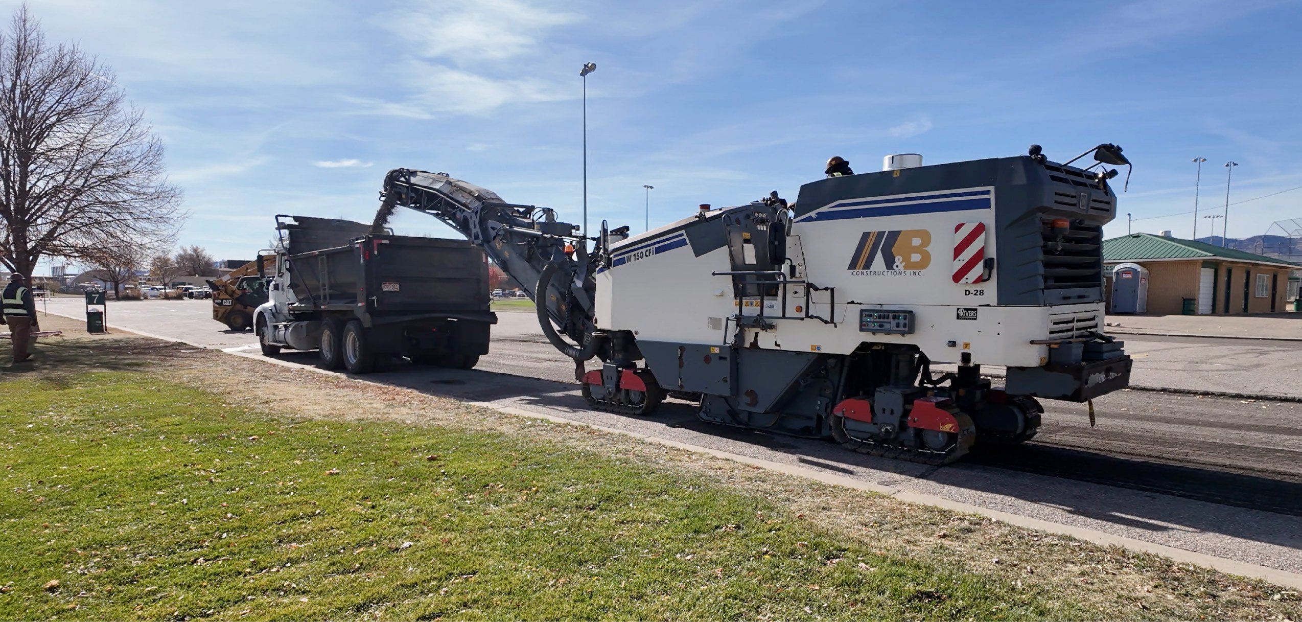 Why “Leftover Millings” Happen—and What They Really Cost (Asphalt Milling Drum Discharge Capacity Analyze)_Truck Received milling leftover